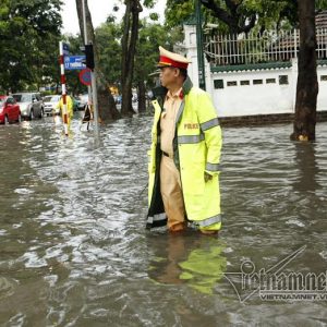 Chỉ mưa 40 phút, đường phố Hà Nội đã thất thủ